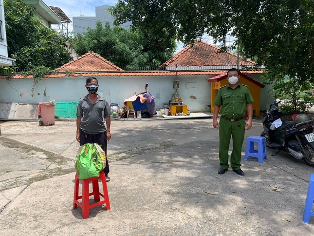 Chùa Tường Nguyên nhờ lực lượng Công an TP.HCM trao đến quà đến bà con quận 8