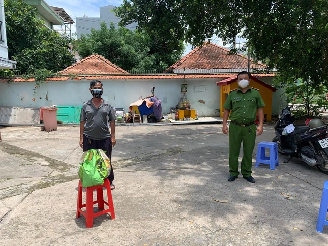 Chùa Tường Nguyên nhờ lực lượng Công an TP.HCM trao đến quà đến bà con quận 8