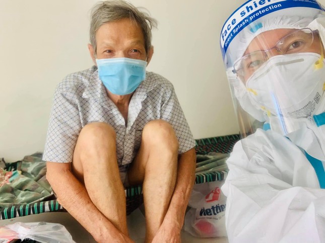 Sư cô Nhuận Bình thăm bệnh nhân mình từng chăm sóc, đang hồi phục