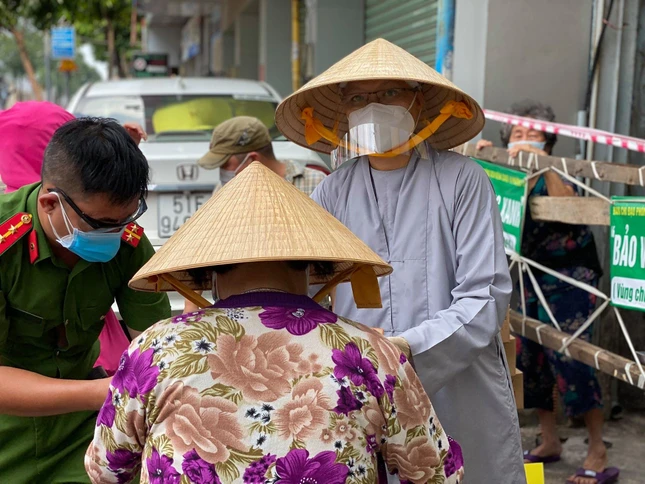 Sư cô Thích nữ Huệ Đức trao quà đến những gia đình khó khăn