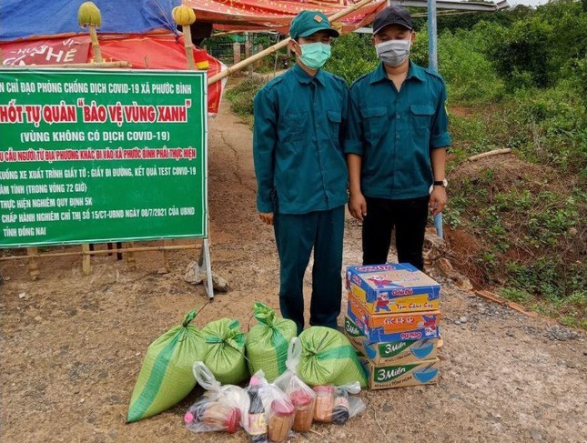 Tặng quà đến dân quân các chốt kiểm dịch