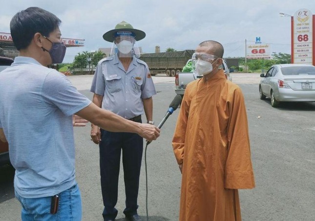Đại đức Thích Nhuận Lợi, Trưởng ban Trị sự Phật giáo huyện Cư Jut cảm ơn đoàn