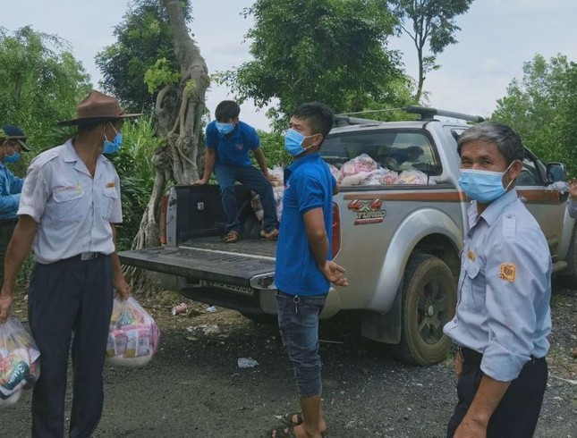 Chuyển quà tặng đến bà con