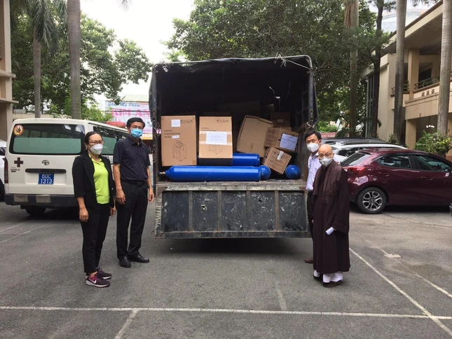 Ni trưởng Thích nữ Huệ Hương đại diện trao tặng đến Trung tâm Y tế Vĩnh Cửu