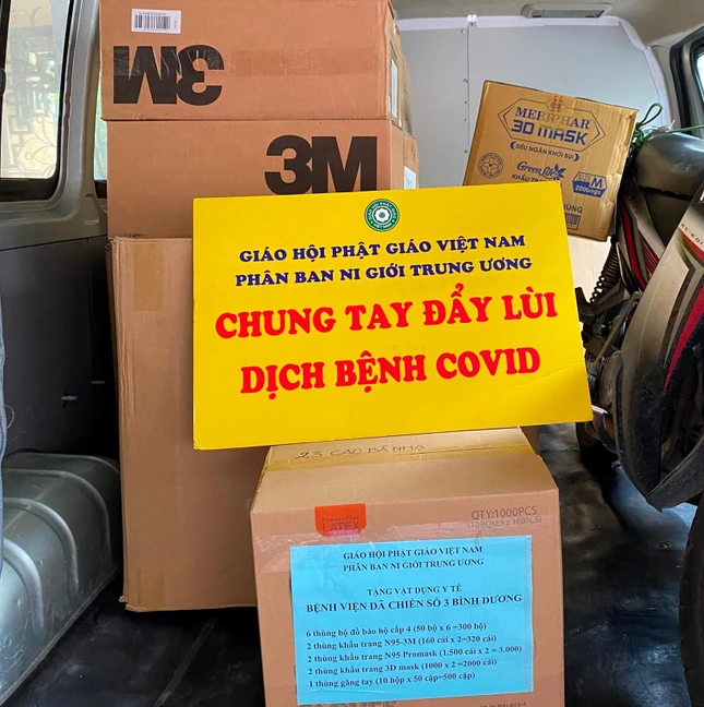 Quà hỗ trơ y bác sĩ tại tại Bệnh viện Dã chiến thu dung tỉnh Bình Dương