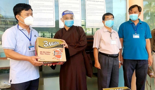 Thượng tọa Thích Huệ Giáo trao quà cho lãnh đạo UBND xã Vĩnh Lương, TP.Nha Trang