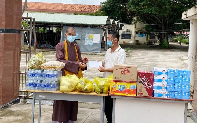 Trao quà đến người dân khó khăn