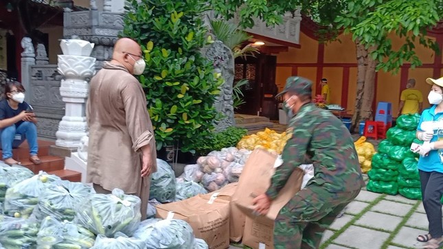 Hàng trăm phần quà hỗ trợ tại địa phượng được sự hỗ trợ của lực lượng tuyến đầu - Ảnh: VG