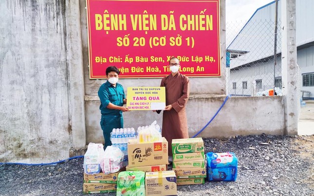 Trao quà đến đại diện Bệnh viện Dã chiến số 20 - cơ sở 1