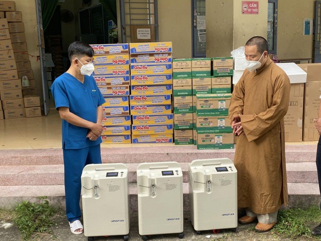 Đại đức Thích Thiện Mỹ trao tặng 3 máy tạo oxy đến Bệnh viện dã chiến thu dung số 7