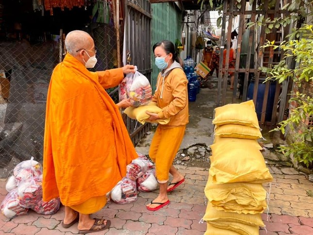 Quà được trao tận tay đến những gia đình khó khăn trong khu phong tỏa