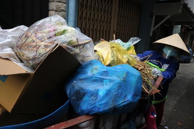 Chị Chương len lỏi khắp con hẻm để nhặt rác