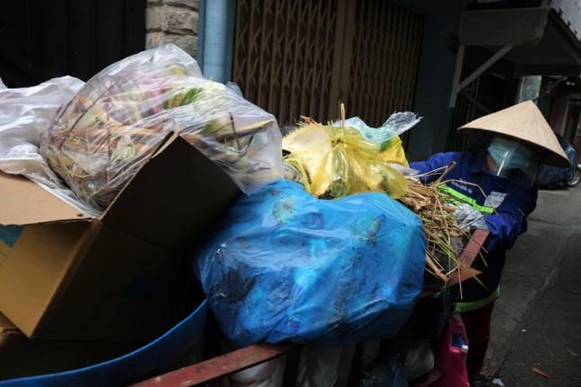 Chị Chương len lỏi khắp con hẻm để nhặt rác