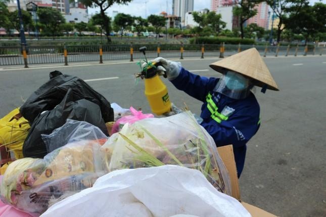 Chị Chương cẩn thận khử khuẩn thêm một lần nữa với mớ rác mình vừa nhặt