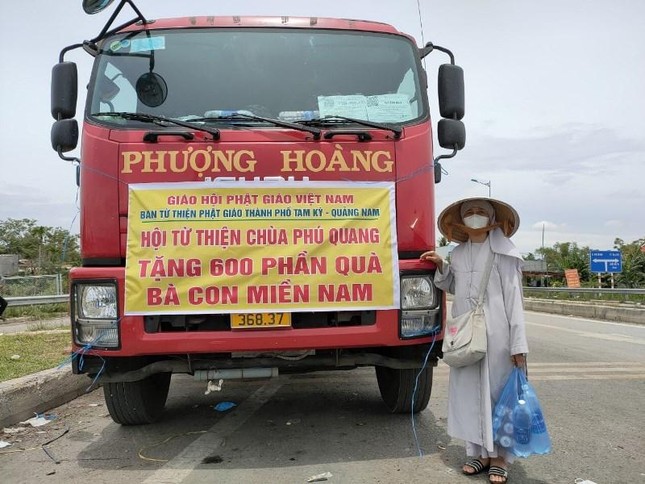 600 phần quà của chùa Phú Quang gởi đến bà con khó khăn tại TP.HCM
