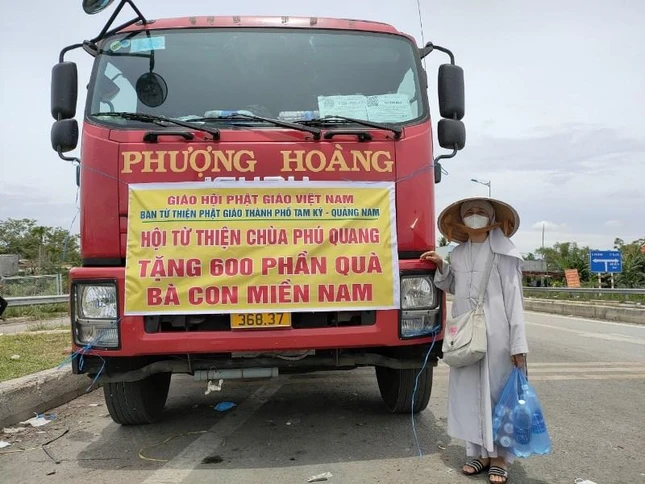 600 phần quà của chùa Phú Quang gởi đến bà con khó khăn tại TP.HCM