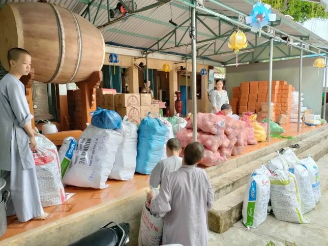 Chùa Phú Quang chuyển quà đến bà con TP.HCM