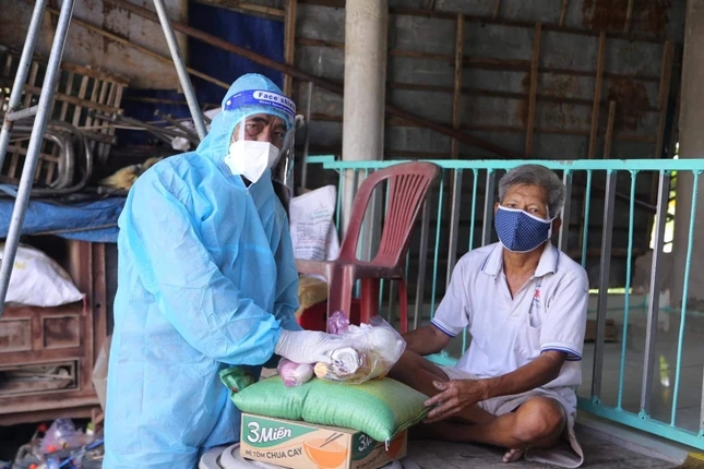 Thượng tọa Thích Thiện Quý trao quà đến những hộ nghèo Thượng tọa Thích Thiện Quý trao quà đến những hộ nghèo