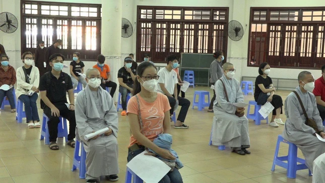 Tình nguyện viên tiêm vắc-xin chuẩn bị vào tuyến đầu chống dịch Tình nguyện viên tiêm vắc-xin chuẩn bị vào tuyến đầu chống dịch