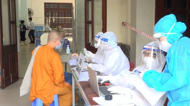 Khám sàng lọc trước khi tiêm Khám sàng lọc trước khi tiêm