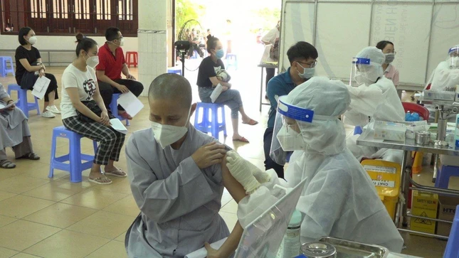 Chư Ni và Phật tử tình nguyện viên tiêm vắc-xin Chư Ni và Phật tử tình nguyện viên tiêm vắc-xin