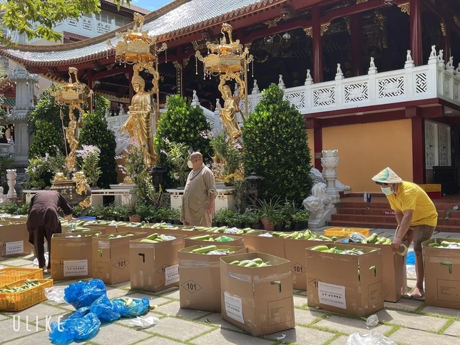 TT.Thích Đồng Văn chuẩn bị quà chuyển đến 50 tự viện