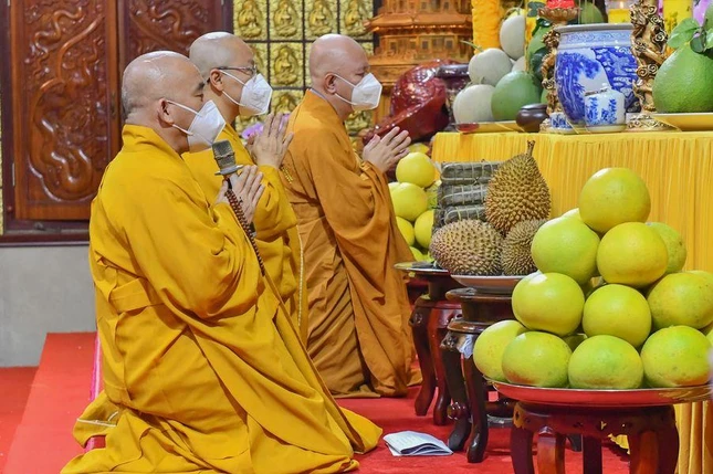 Chư Tăng đảnh lễ Giác linh Hòa thượng ân sư