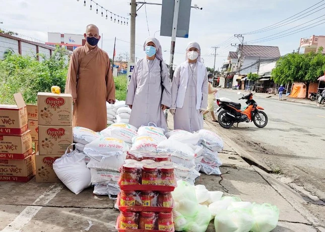 Quà gồm thực phẩm thiết yếu hỗ trợ bà con lúc khó khăn