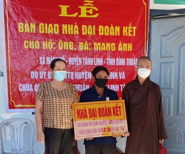 Chùa Quán Âm bàn giao nhà đến gia đình ông Mang Ánh Chùa Quán Âm bàn giao nhà đến gia đình ông Mang Ánh