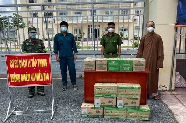 Đại đức Thích Minh Phước đến lực lượng trực chốt kiểm soát phòng, chống dịch Covid-19