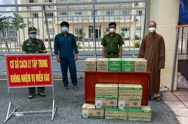 Đại đức Thích Minh Phước đến lực lượng trực chốt kiểm soát phòng, chống dịch Covid-19