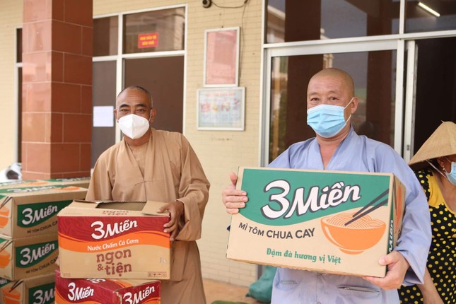 Chuẩn bị quà trao đến người nghèo