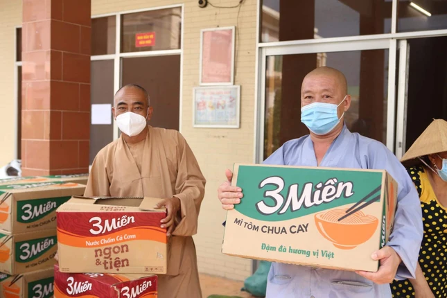 Chuẩn bị quà trao đến người nghèo