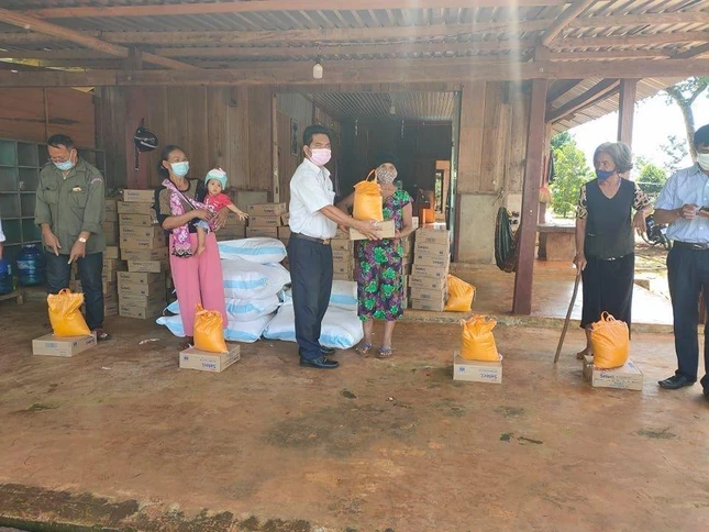 Chính quyền địa phương trao quà đến bà con S'Tiêng khó khăn