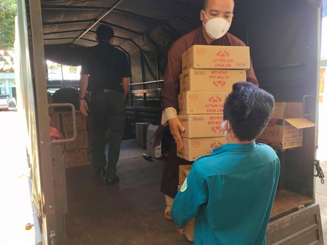 Chuyển quà đến bà con khó khăn