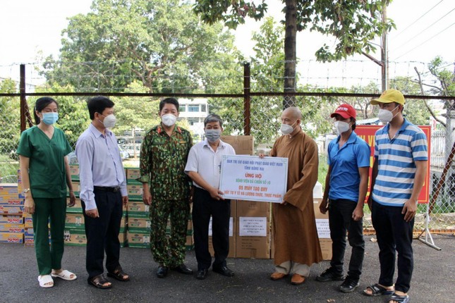 Đại diện Ban Trị sự Phật giáo tỉnh Đồng Nai trao 5 máy tạo oxy đến Bệnh viện Dã chiến số 10 - Ảnh: Ban TT-TT Phật giáo Đồng Nai Đại diện Ban Trị sự Phật giáo tỉnh Đồng Nai trao 5 máy tạo oxy đến Bệnh viện Dã chiến số 10 - Ảnh: Ban TT-TT Phật giáo Đồng Nai