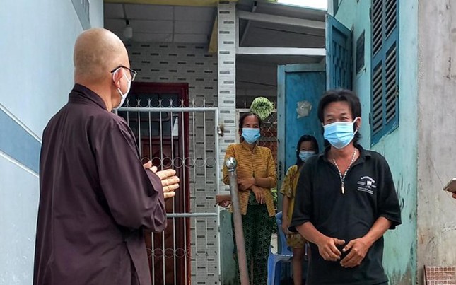 Hòa thượng Thích Minh Thiện động viên đến bà con cố gắng để kiểm soát được dịch bệnh Hòa thượng Thích Minh Thiện động viên đến bà con cố gắng để kiểm soát được dịch bệnh