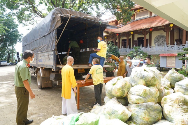 Vận chuyển 25 tấn nông sản lên những "chuyến xe nghĩa tình" đến TP.HCM
