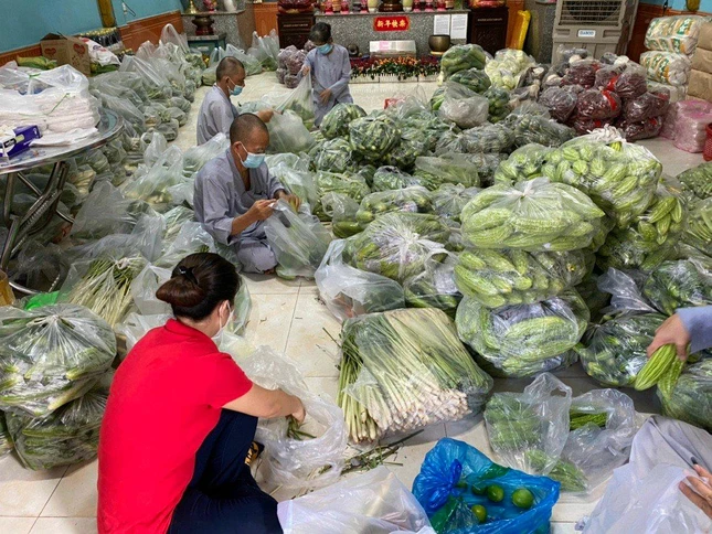 Phật tử hỗ trợ chư Tăng phân quà để hỗ trợ người nghèo