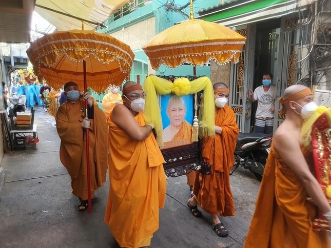 Cung thỉnh di ảnh, linh mô, bát hương, y bát rời Giác linh đường