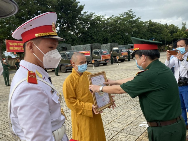 Bộ Chỉ huy Quân sự tỉnh trao ghi nhận đến Đại đức Thích Nhuận Nghĩa thay mặt Giáo hội tỉnh nhận
