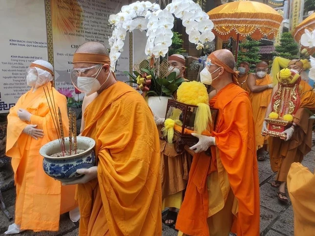 Môn đồ đệ tử cung thỉnh lư hương, y bát, linh mô, di ảnh... đến nơi trà tỳ