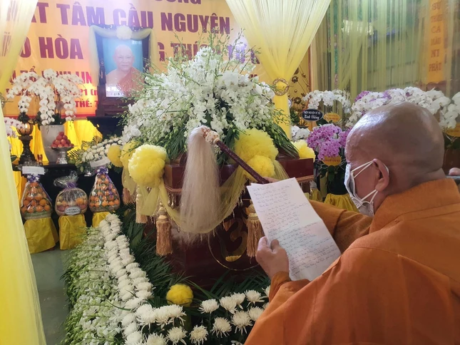 Hòa thượng Thích Hạnh Ngộ làm lễ phất trần