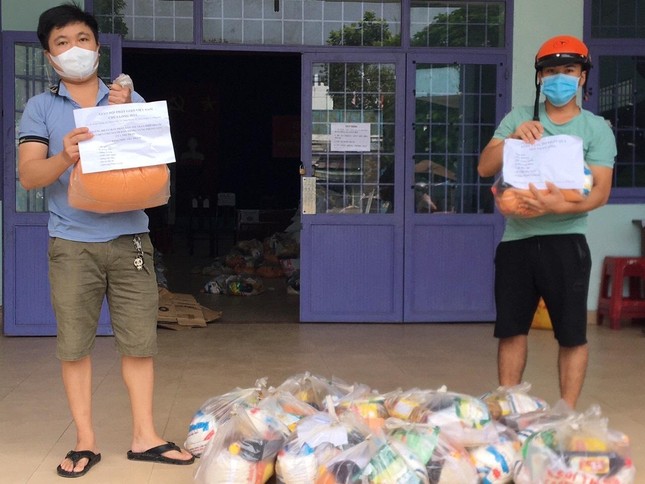 Tặng quà đến người dân khu phong tỏa phòng Covid-19