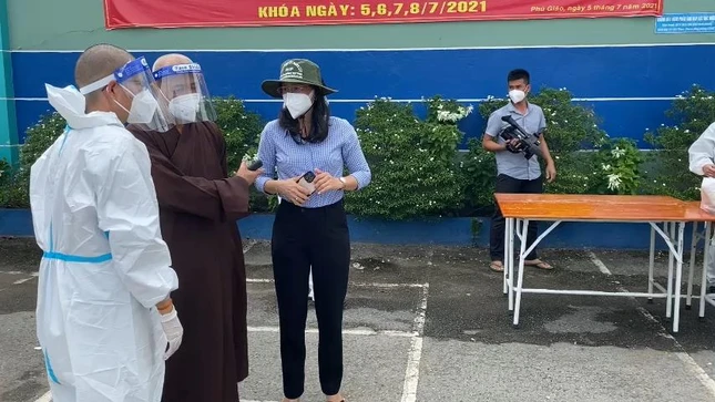 Với sự hướng dẫn của Hòa thượng Thích Huệ Thông, Sư cô Huệ Đức đến trao quà tại các bệnh viện dã chiến và khu phong tỏa, cách ly phòng Covid-19 Với sự hướng dẫn của Hòa thượng Thích Huệ Thông, Sư cô Huệ Đức đến trao quà tại các bệnh viện dã chiến và khu phong tỏa, cách ly phòng Covid-19