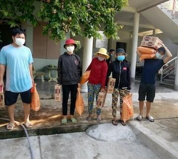 Các gia đình khó khăn nhận quà