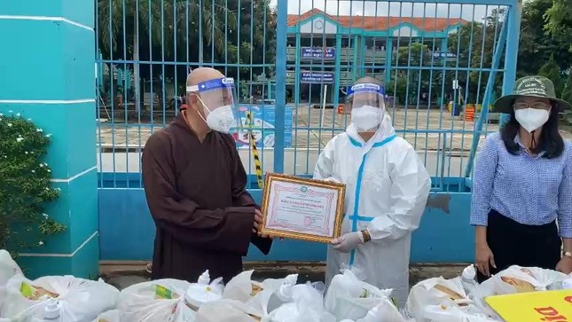 Hòa thượng Thích Huệ Thông trao bằng công đức của Ban Trị sự tỉnh đến SC.Thích nữ Huệ Đức