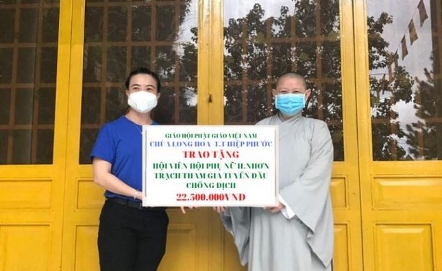 Trao hỗ trợ đến hội viên Hội Liên hiệp Phụ nữ thị trấn Hiệp Phước