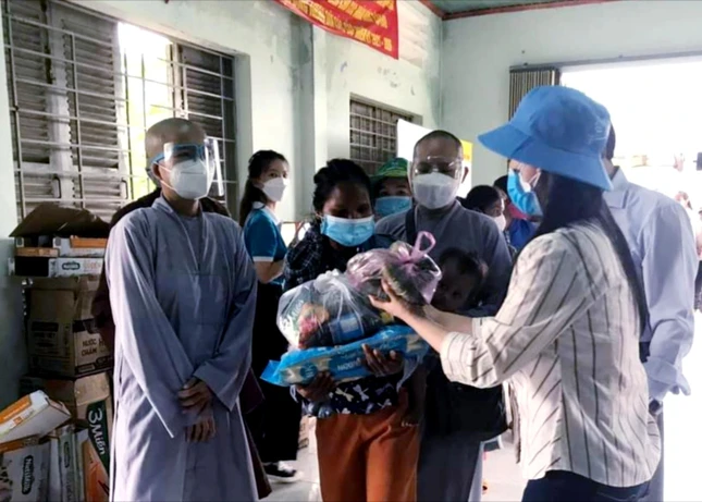 Chùa Thiên Hòa trao quà cho đồng bào dân tộc nghèo xã Ninh Tây - Ninh Hòa Chùa Thiên Hòa trao quà cho đồng bào dân tộc nghèo xã Ninh Tây - Ninh Hòa