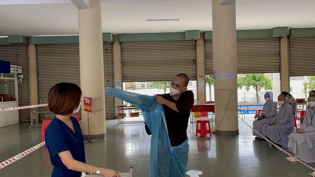 Tăng Ni, Phật tử được các cán bộ, y bác sỹ Bệnh viện Đa khoa TP.Biên Hòa trực tiếp tập huấn